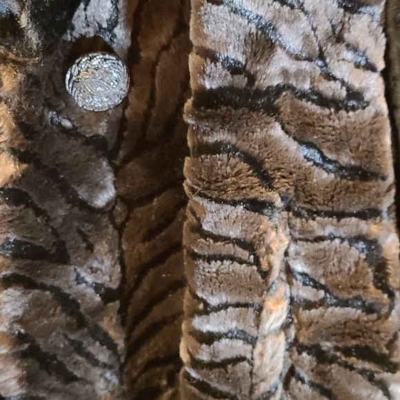 AMERICAN SIGNATURE FULL LENGHT FAUX FUELEGANT COAT - Picture 6 of 15